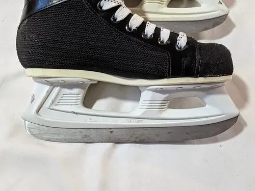 Canadian Flyer - Youth Hockey Skates - Size 3 (used) - Crazy Clearance