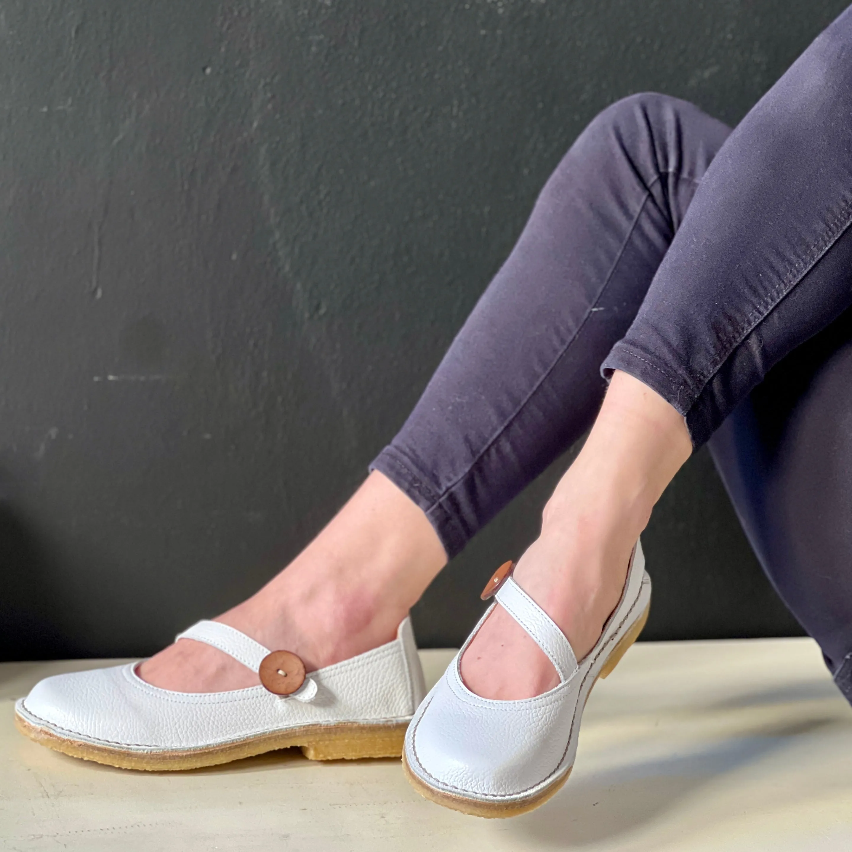 Pou White ballerina in pelle bianca con bottone artigianale toscana Lagattaconglistivali