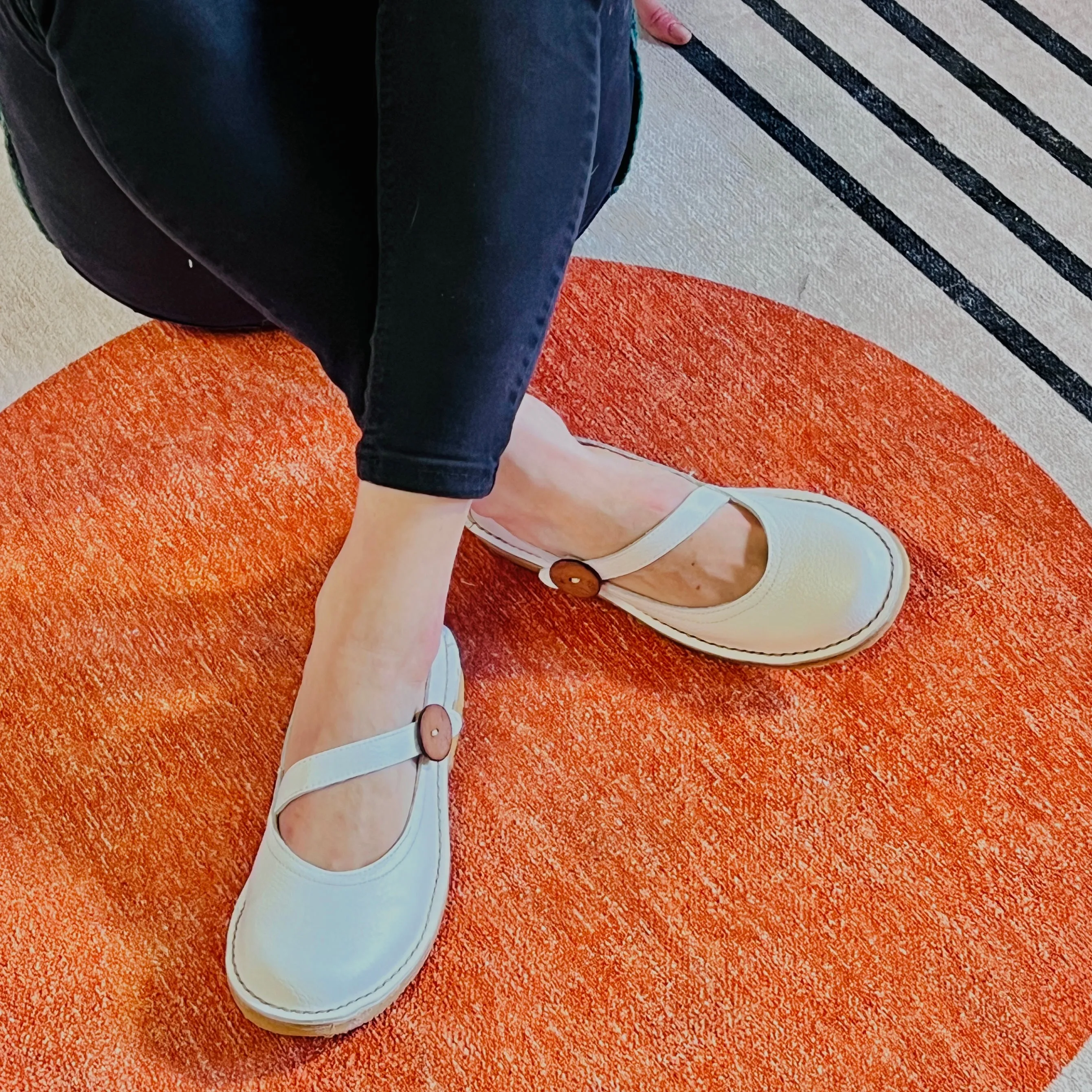 Pou White ballerina in pelle bianca con bottone artigianale toscana Lagattaconglistivali