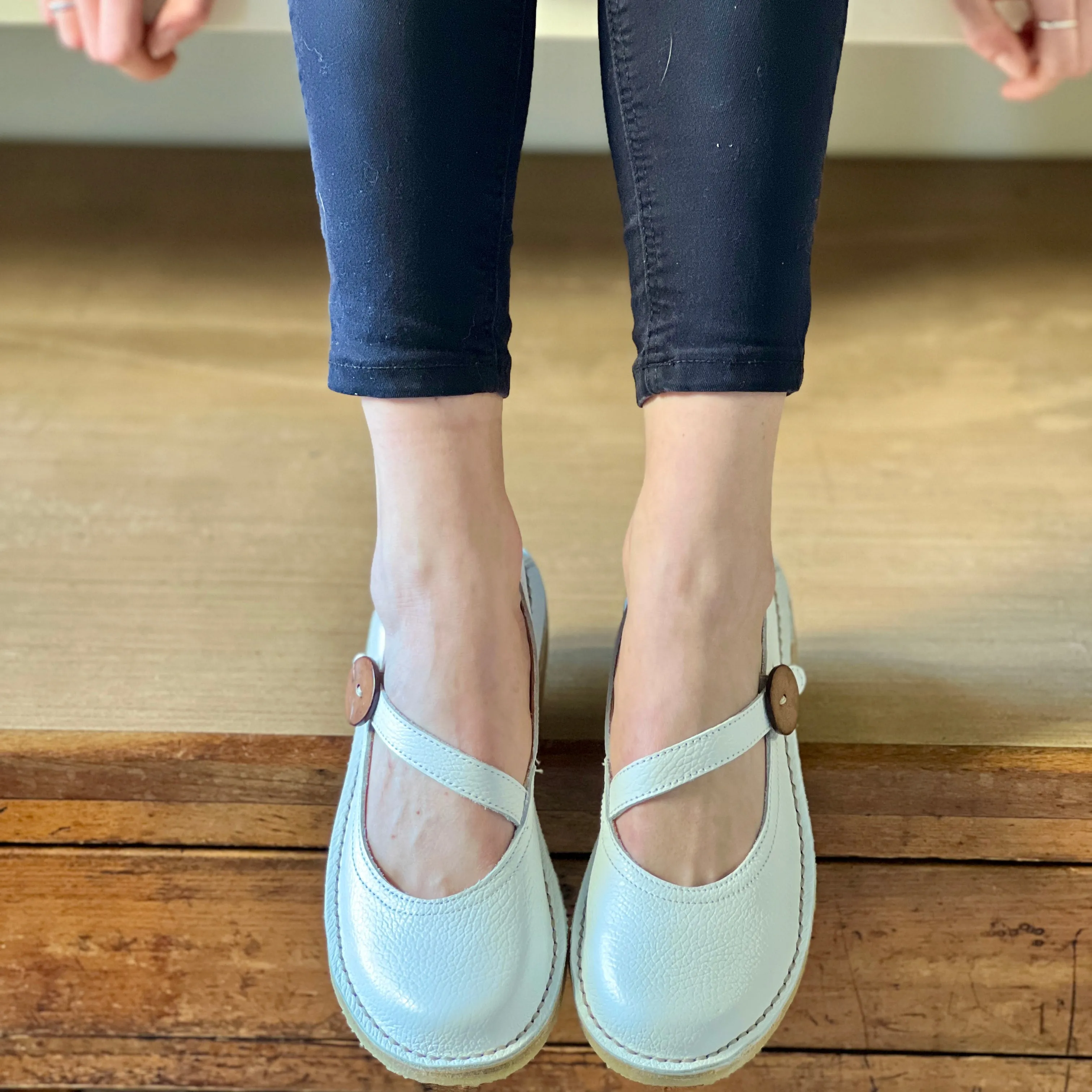 Pou White ballerina in pelle bianca con bottone artigianale toscana Lagattaconglistivali