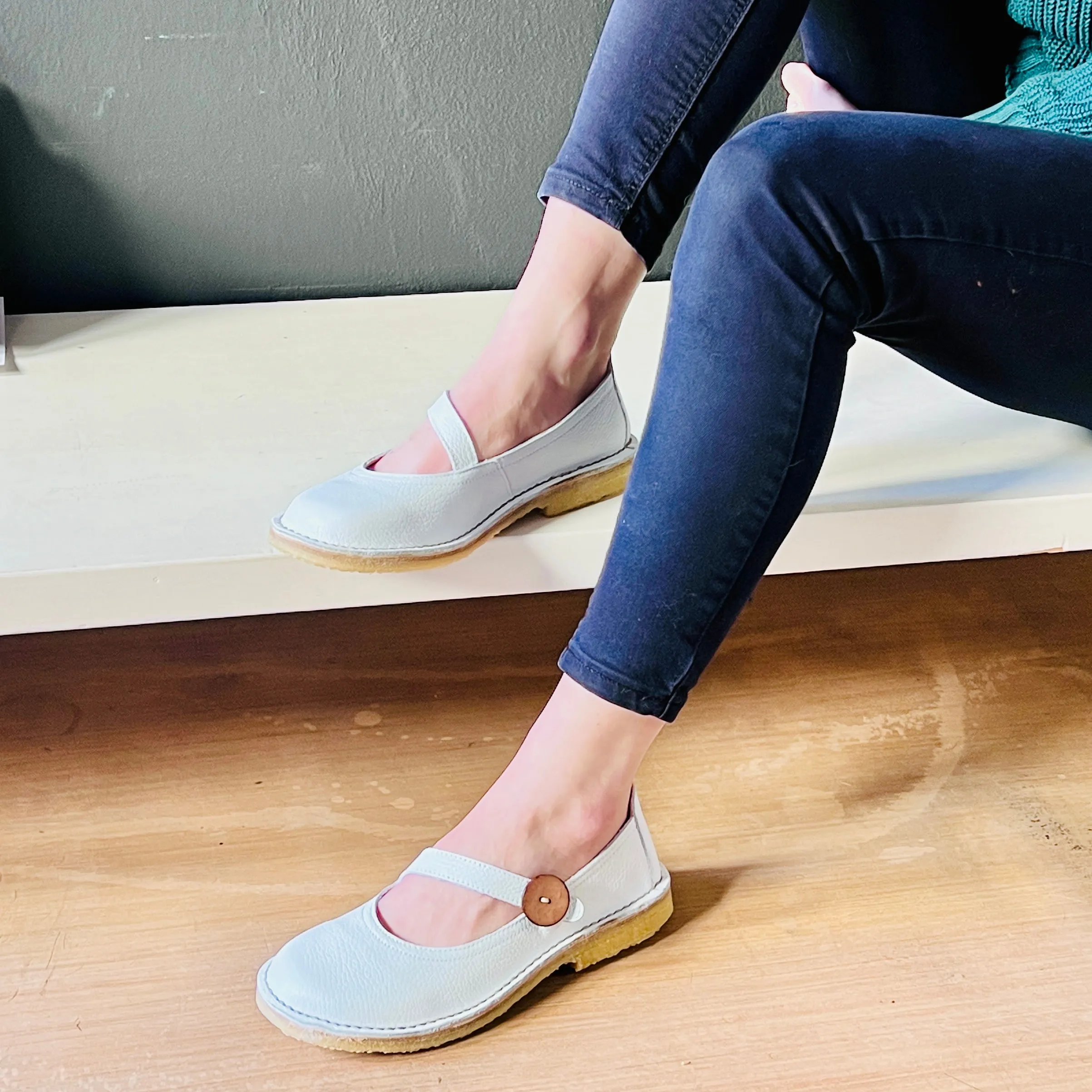 Pou White ballerina in pelle bianca con bottone artigianale toscana Lagattaconglistivali